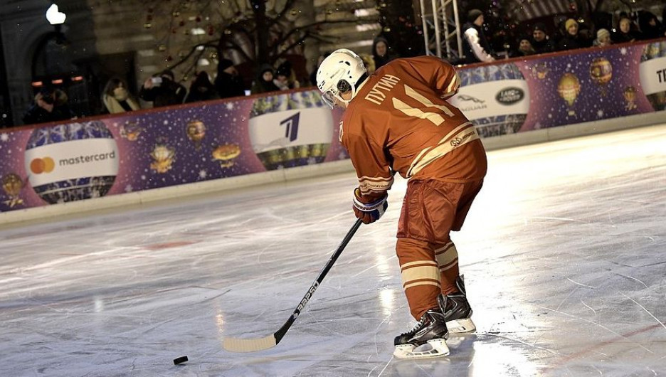 Владимир Путин на матче НХЛ на Красной площади.