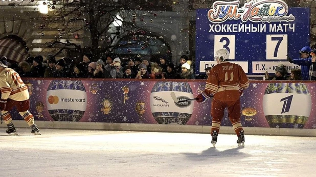 Владимир Путин на матче НХЛ на Красной площади.