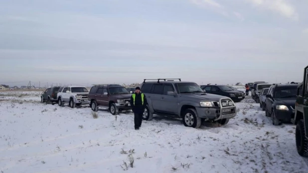 В Алтайском крае построили новогоднюю елку из 100 автомобилей.