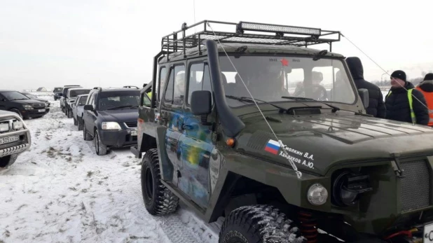 В Алтайском крае построили новогоднюю елку из 100 автомобилей.