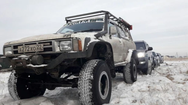 В Алтайском крае построили новогоднюю елку из 100 автомобилей.