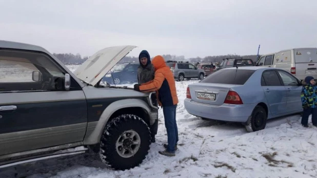 В Алтайском крае построили новогоднюю елку из 100 автомобилей.