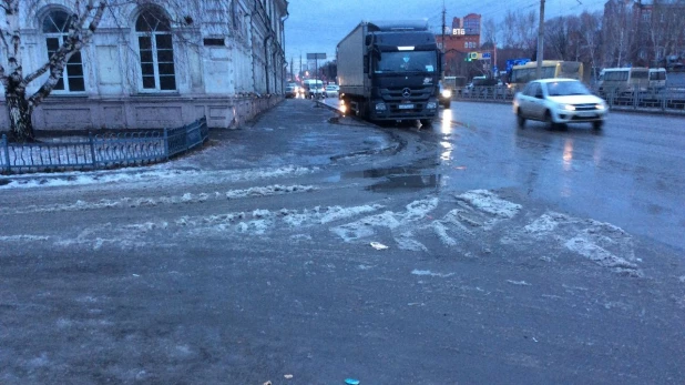 Предновогодние лужи в Барнауле. 26 декабря 2017 года.