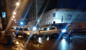 В Барнауле столкнулись три иномарки.