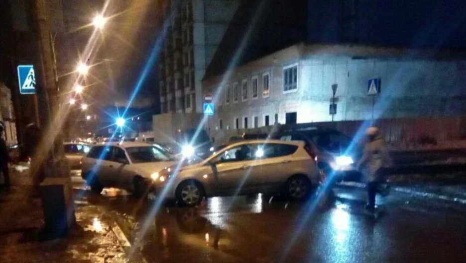 В Барнауле столкнулись три иномарки.