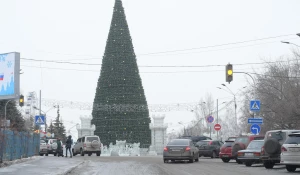 На площади Сахарова тает снежный городок. Ледяные скульптуры