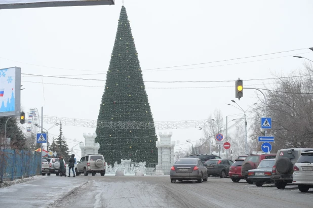 На площади Сахарова тает снежный городок. Ледяные скульптуры