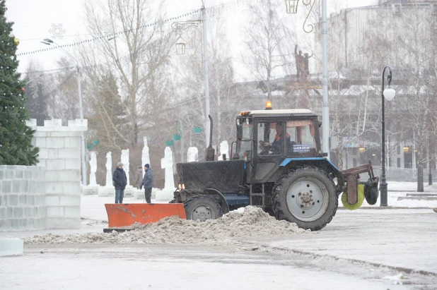 На площади Сахарова тает снежный городок. Ледяные скульптуры