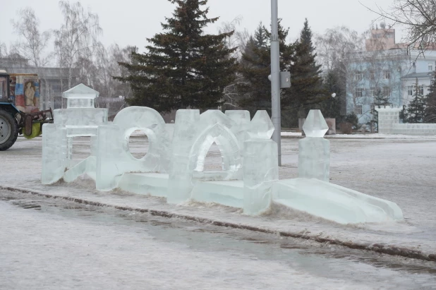 На площади Сахарова тает снежный городок. Ледяные скульптуры