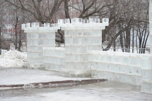 На площади Сахарова тает снежный городок. Ледяные скульптуры