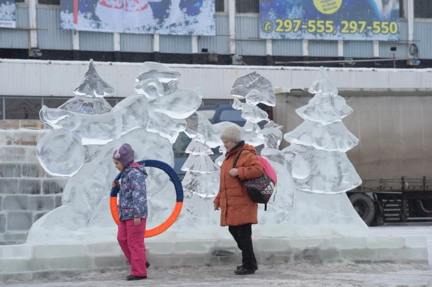 На площади Сахарова тает снежный городок. Ледяные скульптуры