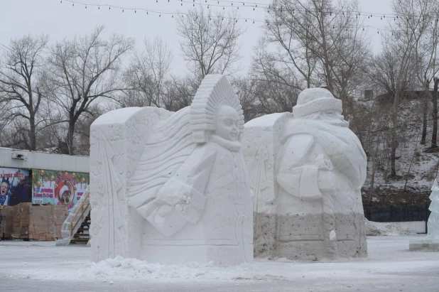 На площади Сахарова тает снежный городок. Ледяные скульптуры