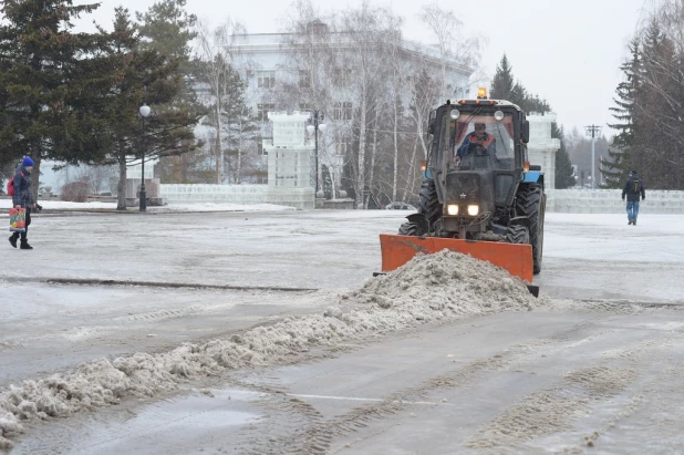 На площади Сахарова тает снежный городок. Ледяные скульптуры