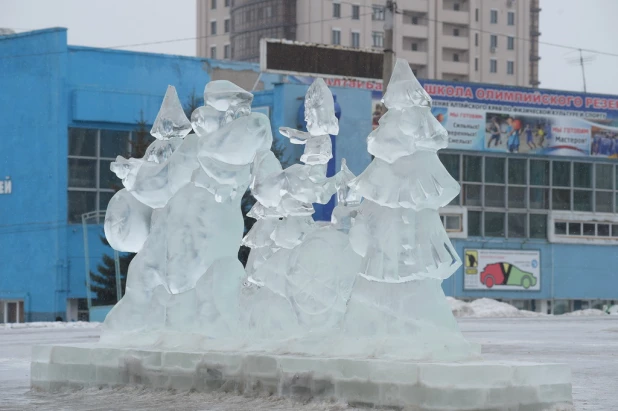 На площади Сахарова тает снежный городок. Ледяные скульптуры