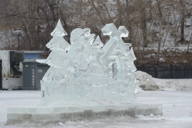 На площади Сахарова тает снежный городок. Ледяные скульптуры