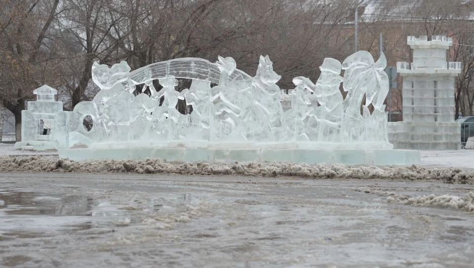 На площади Сахарова тает снежный городок. Ледяные скульптуры