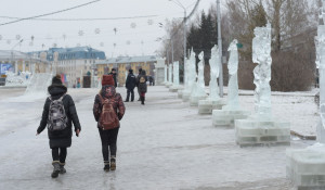 На площади Сахарова тает снежный городок. Ледяные скульптуры