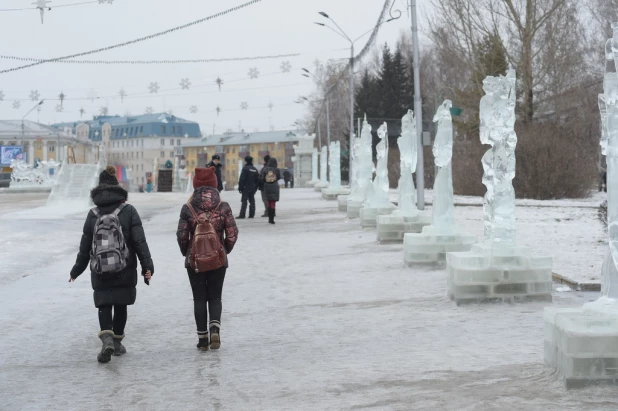 На площади Сахарова тает снежный городок. Ледяные скульптуры