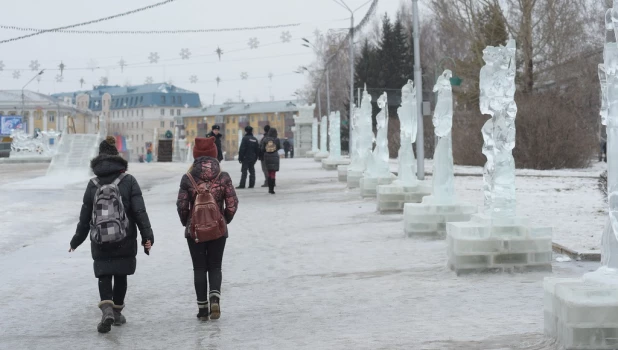 На площади Сахарова тает снежный городок. Ледяные скульптуры