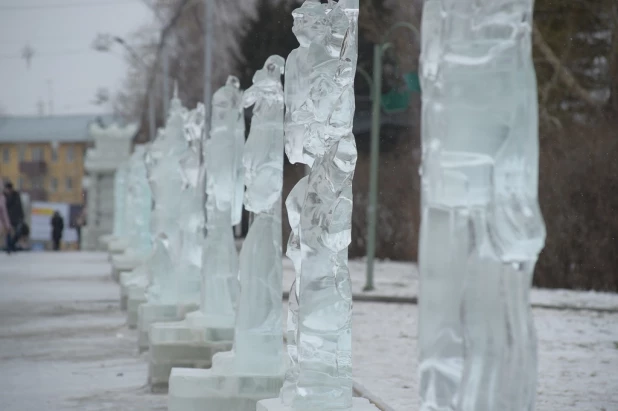 На площади Сахарова тает снежный городок. Ледяные скульптуры