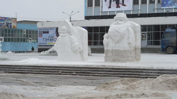 На площади Сахарова тает снежный городок. Ледяные скульптуры