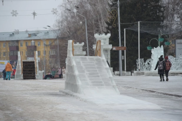 На площади Сахарова тает снежный городок. Ледяные скульптуры