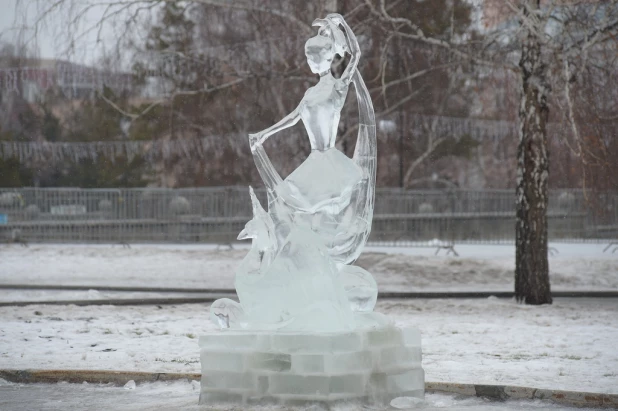 На площади Сахарова тает снежный городок. Ледяные скульптуры