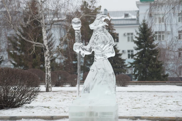 На площади Сахарова тает снежный городок. Ледяные скульптуры