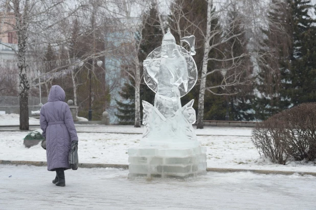 На площади Сахарова тает снежный городок. Ледяные скульптуры