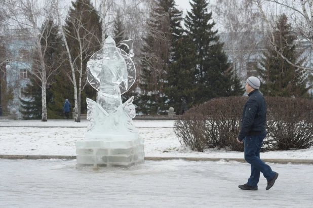 На площади Сахарова тает снежный городок. Ледяные скульптуры