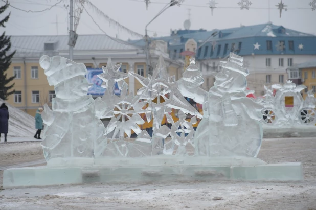 На площади Сахарова тает снежный городок. Ледяные скульптуры