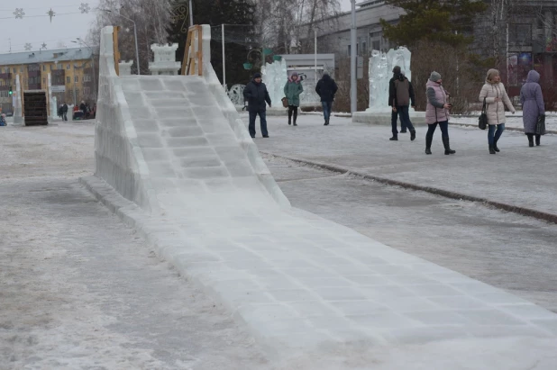 На площади Сахарова тает снежный городок. Ледяные скульптуры