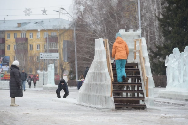 На площади Сахарова тает снежный городок. Ледяные скульптуры