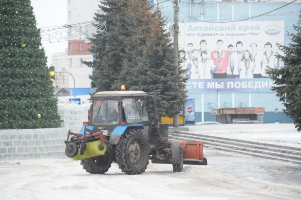 На площади Сахарова тает снежный городок. Ледяные скульптуры