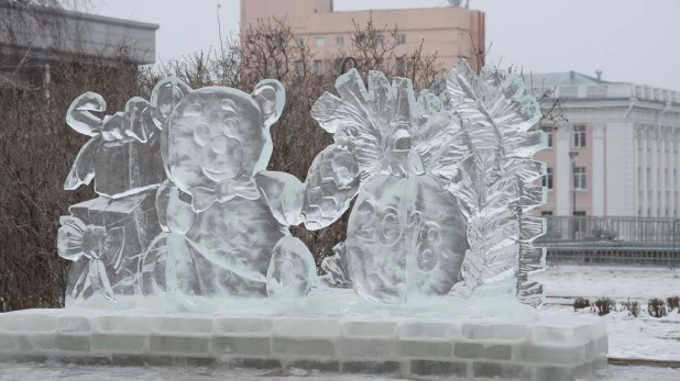 На площади Сахарова тает снежный городок. Ледяные скульптуры