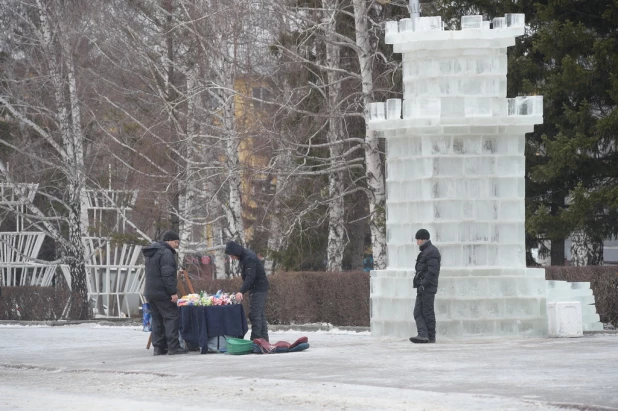 На площади Сахарова тает снежный городок. Ледяные скульптуры