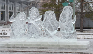 На площади Сахарова тает снежный городок. Ледяные скульптуры