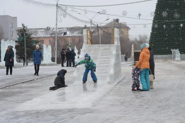 На площади Сахарова тает снежный городок. Ледяные скульптуры