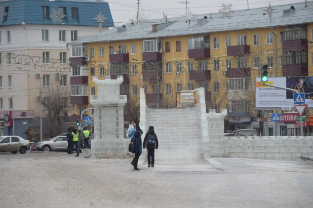 На площади Сахарова тает снежный городок. Ледяные скульптуры