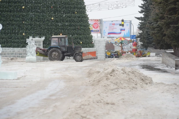 На площади Сахарова тает снежный городок. Ледяные скульптуры