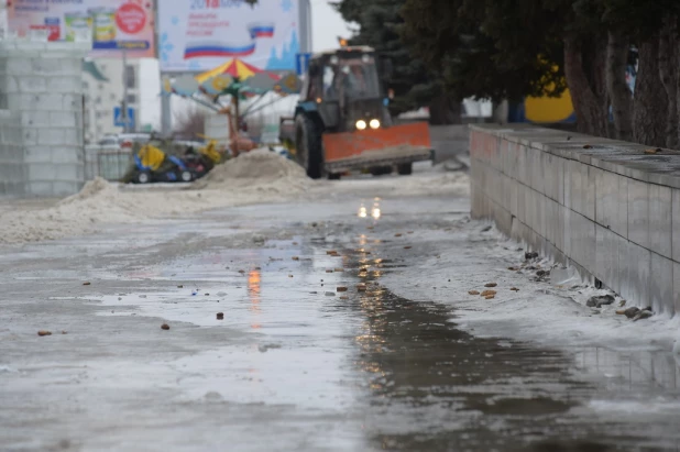 На площади Сахарова тает снежный городок. Ледяные скульптуры