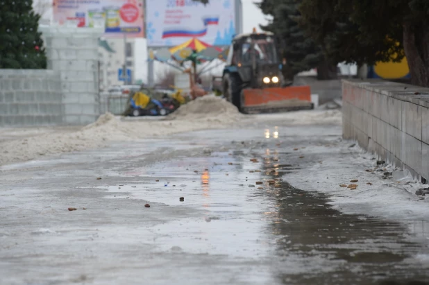 На площади Сахарова тает снежный городок. Ледяные скульптуры