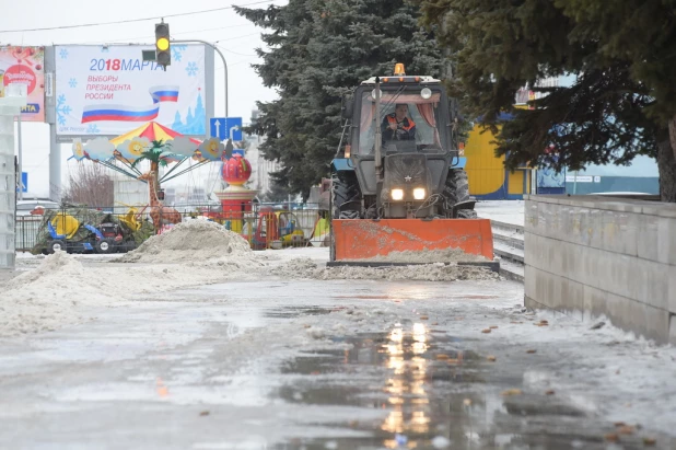 На площади Сахарова тает снежный городок. Ледяные скульптуры