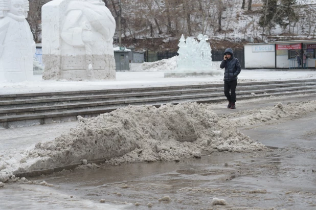 На площади Сахарова тает снежный городок. Ледяные скульптуры