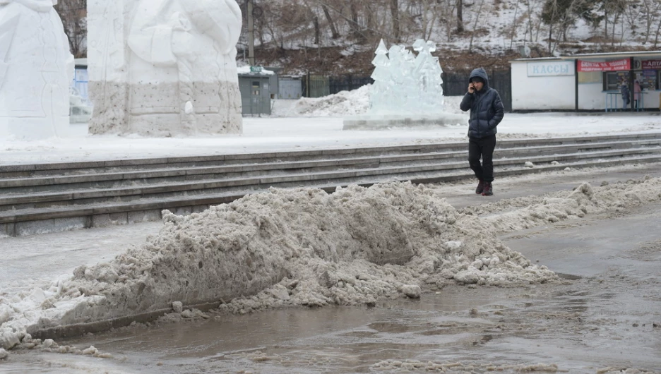 На площади Сахарова тает снежный городок. Ледяные скульптуры