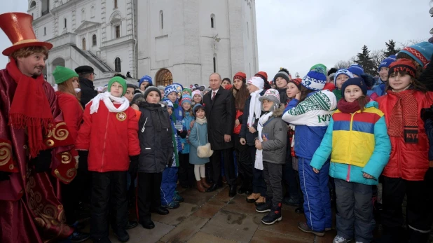 Владимир Путин встретился с детьми, приехавшими на кремлёвскую ёлку. 26 декабря 2017 года.