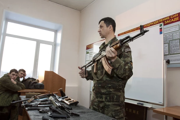 Студенты-кинологи на занятии в спецназе алтайского УФСИН.