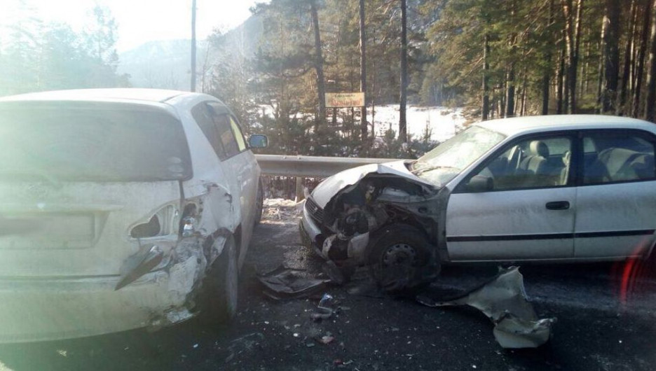 На Алтае в жестком столкновении автомобилей Toyota пострадали два человека.