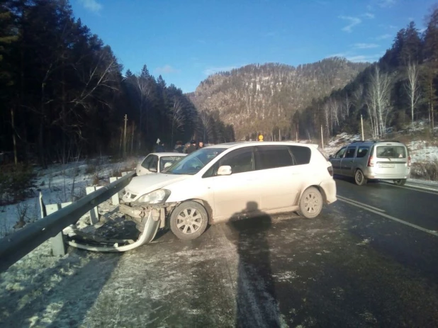 На Алтае в жестком столкновении автомобилей Toyota пострадали два человека.