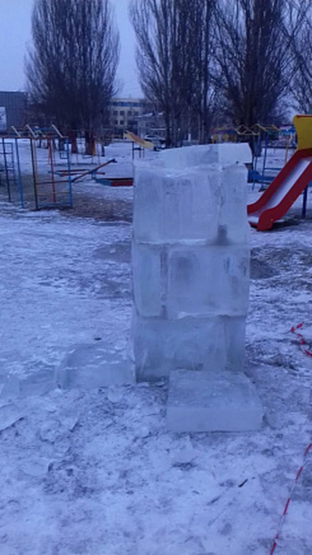 В Барнауле вандалы испортили снежный городок.